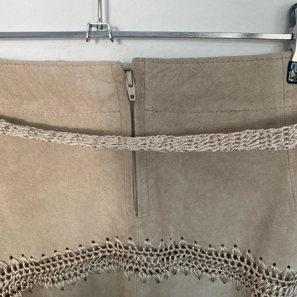 Tan suede a line skirt with crochet hem and belt size 4. Vintage Arden B. - Picture 5 of 6